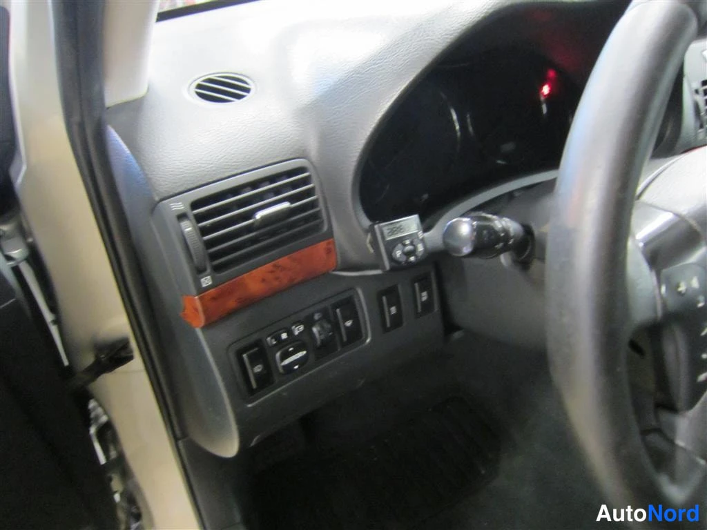 Vihreä Toyota Avensis 2006, ohjaamo, kuva 8