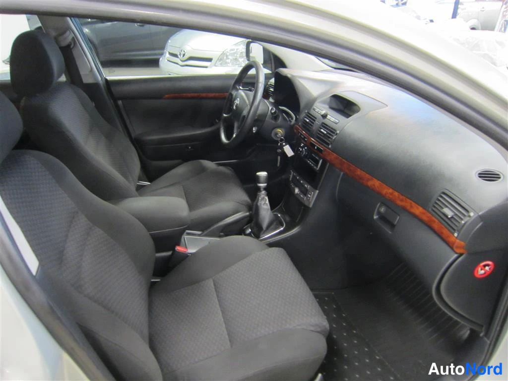 Vihreä Toyota Avensis 2006, etuistuimet, kuva 9
