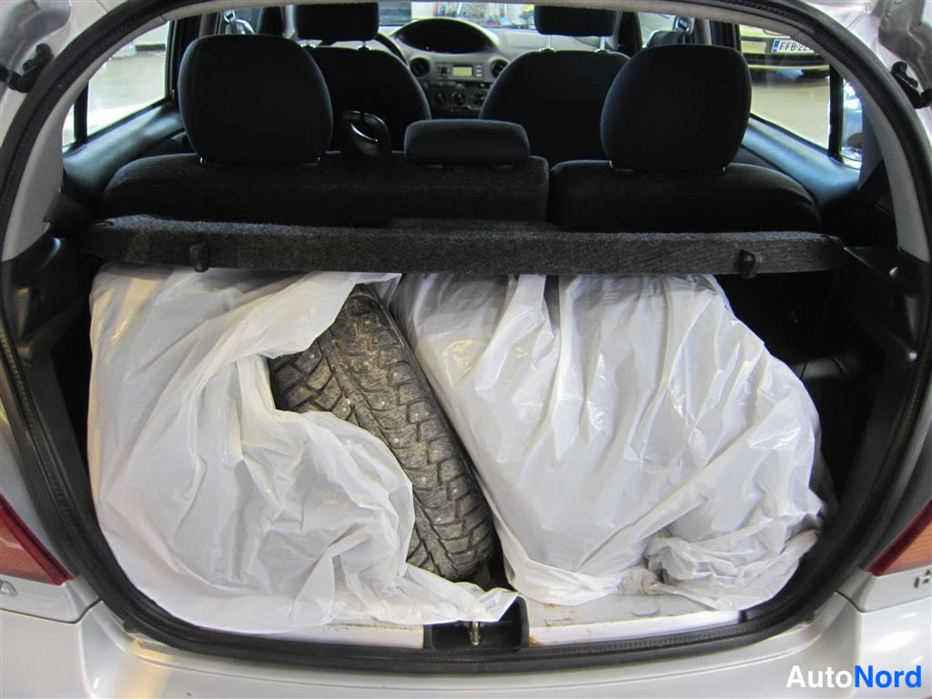 Hopea Toyota Yaris 2003, tavaratila, kuva 11