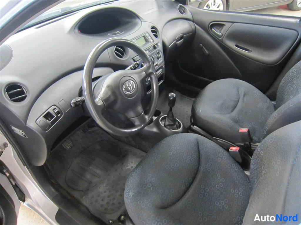 Hopea Toyota Yaris 2003, ohjaamo, kuva 6