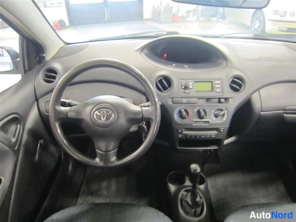 Hopea Toyota Yaris 2003, ohjaamo, kuva 7