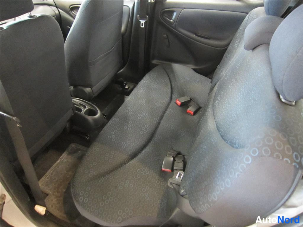 Hopea Toyota Yaris 2003, takaistuimet, kuva 9