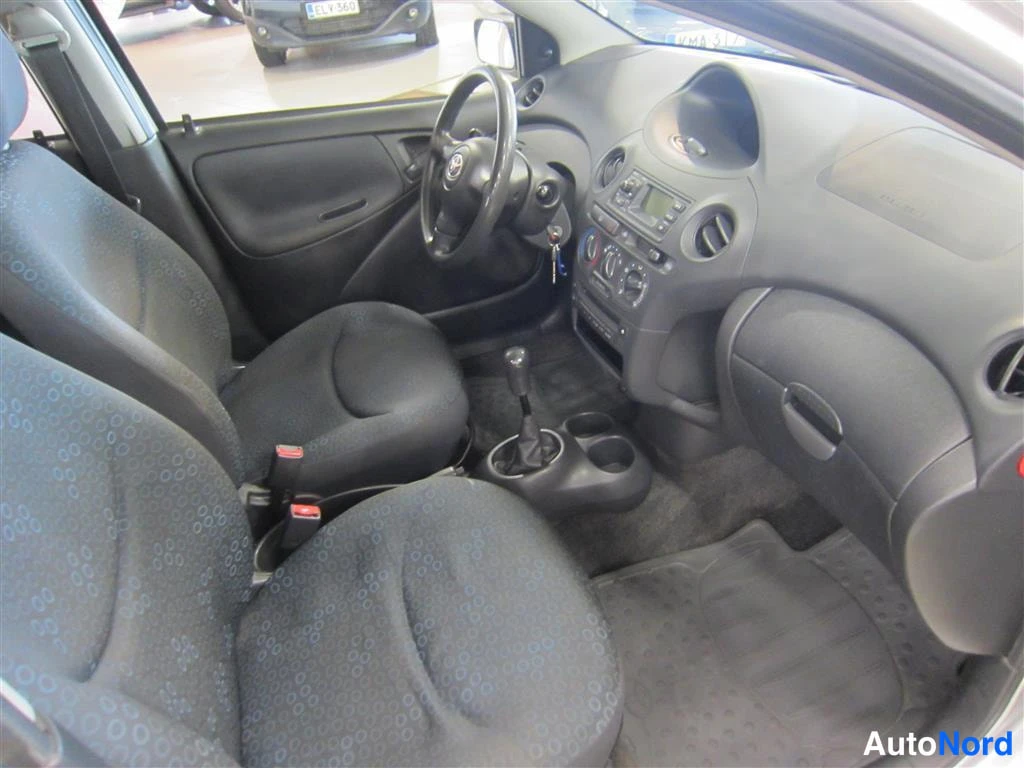 Hopea Toyota Yaris 2003, ohjaamo, kuva 8
