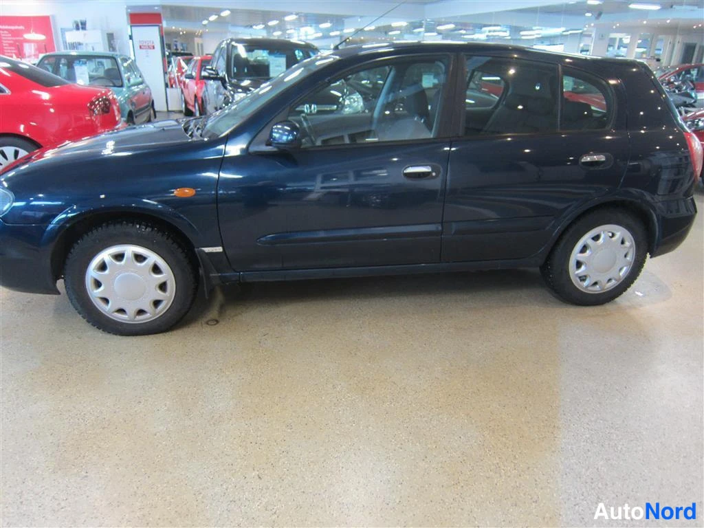 Sininen Nissan Almera 2005, sivulta, kuva 4