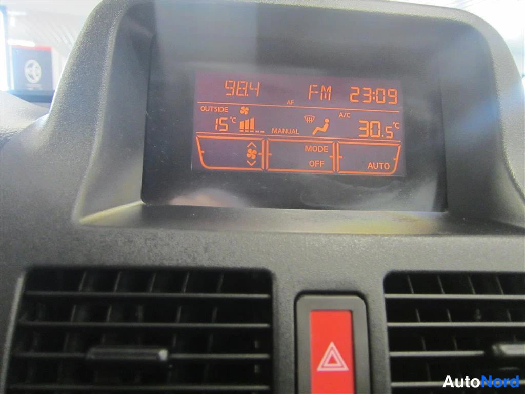 Sininen Nissan Almera 2005, yksityiskohta, kuva 16