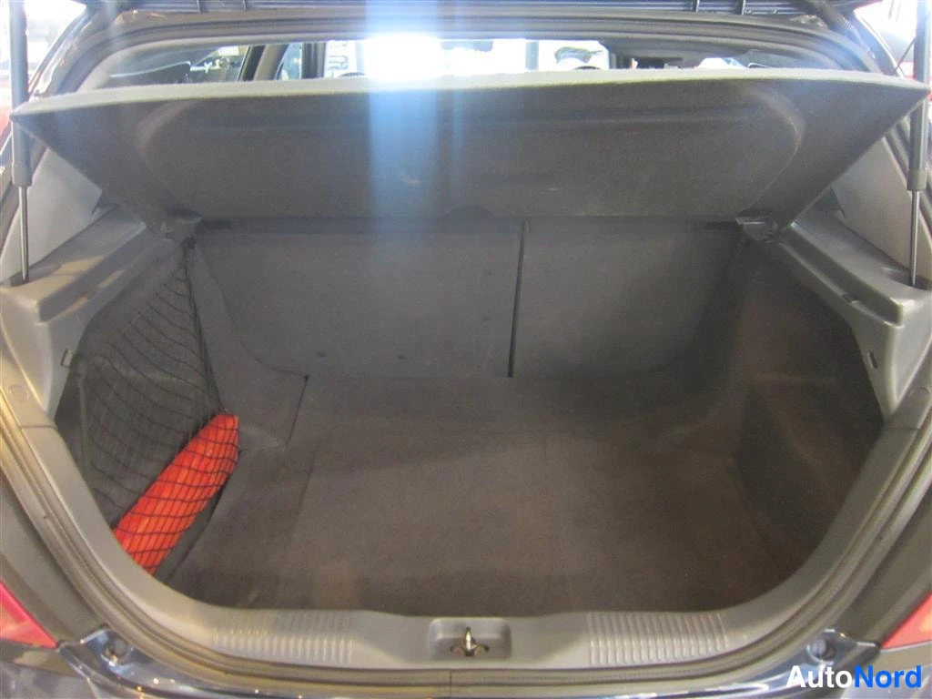 Sininen Nissan Almera 2005, tavaratila, kuva 13