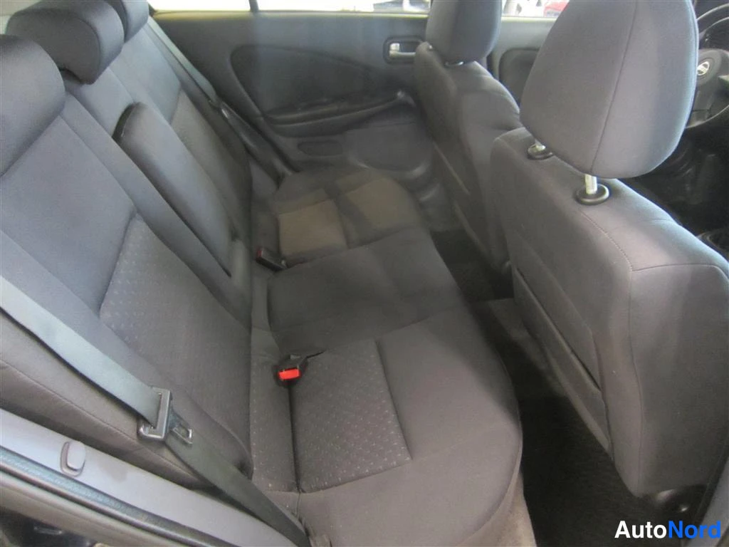 Sininen Nissan Almera 2005, takaistuimet, kuva 12