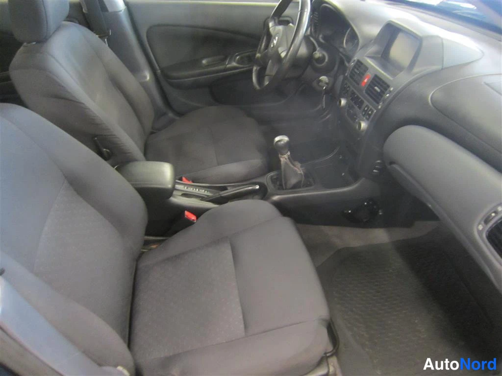 Sininen Nissan Almera 2005, ohjaamo, kuva 9