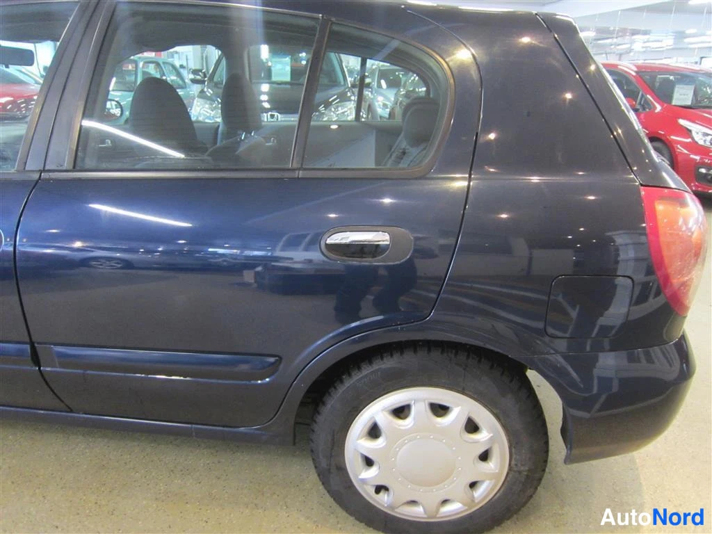 Sininen Nissan Almera 2005, sivulta, kuva 6