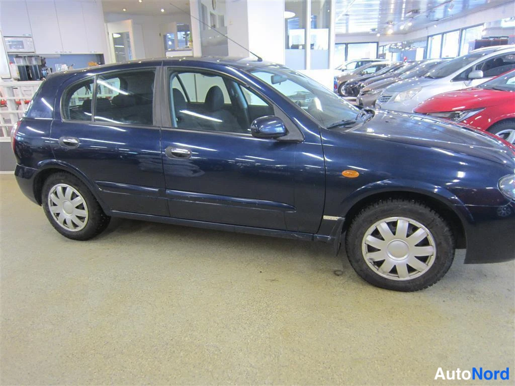 Sininen Nissan Almera 2005, sivulta, kuva 5
