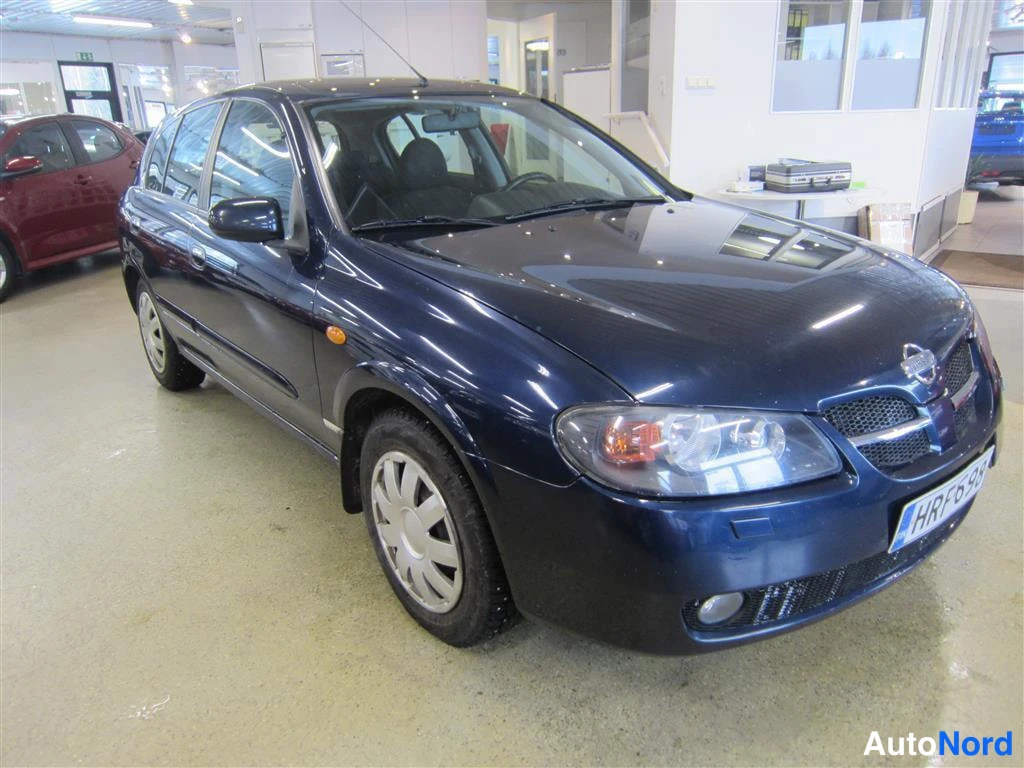 Sininen Nissan Almera 2005, etuviisto, keula oikealle, kuva 2