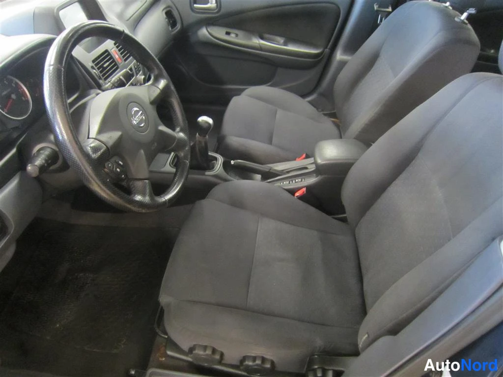 Sininen Nissan Almera 2005, etuistuimet, kuva 10