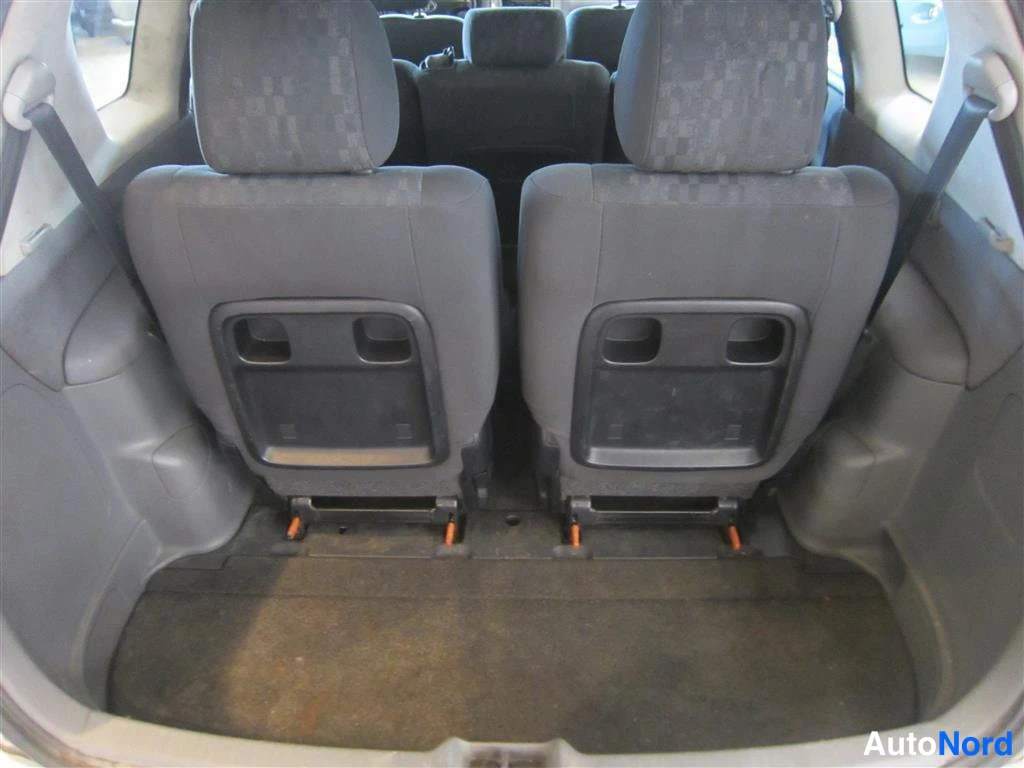 Hopea Toyota Avensis Verso 2003, tavaratila, kuva 16