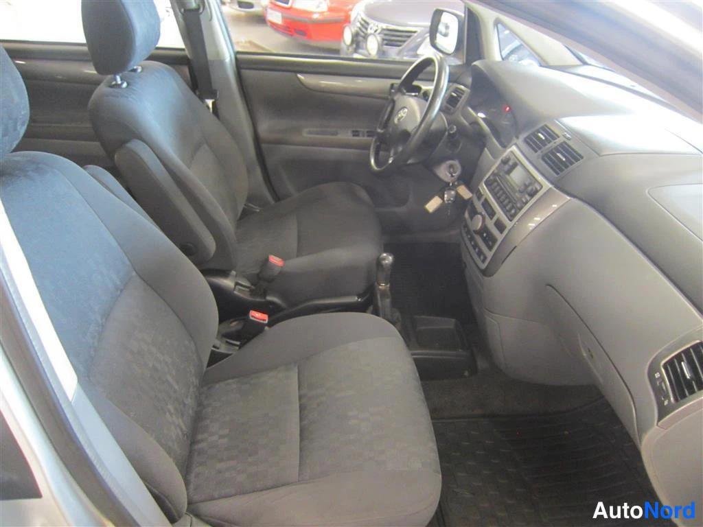 Hopea Toyota Avensis Verso 2003, ohjaamo, kuva 11