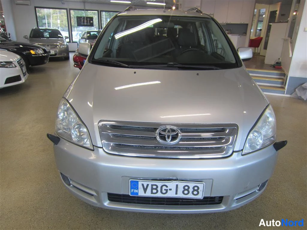 Hopea Toyota Avensis Verso 2003, edestä, kuva 4