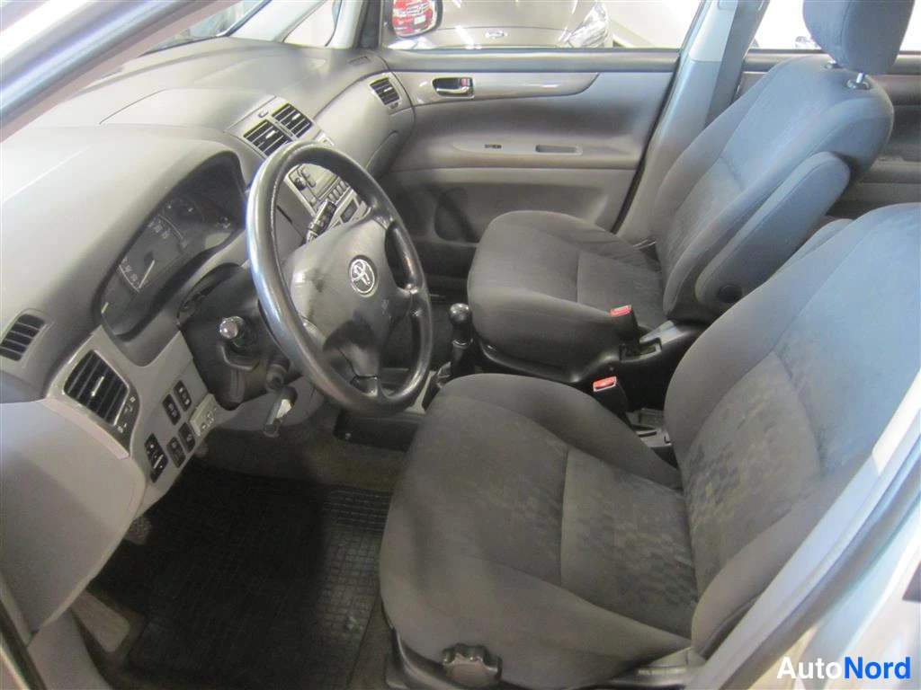 Hopea Toyota Avensis Verso 2003, ohjaamo, kuva 9