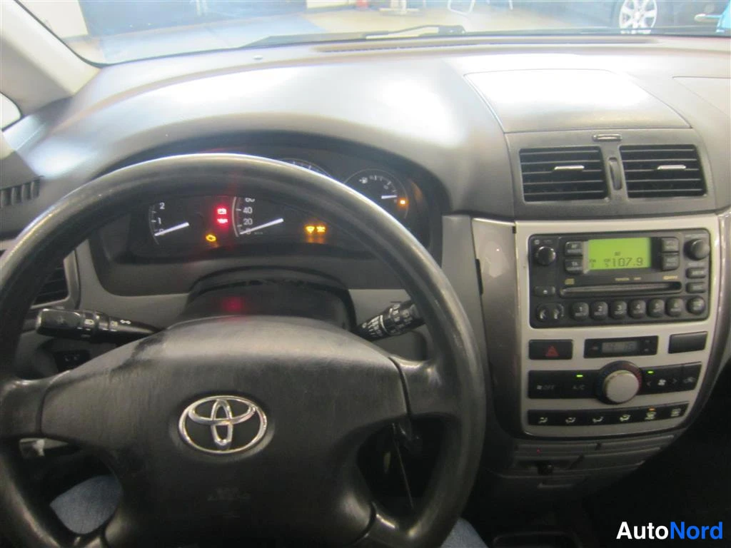 Hopea Toyota Avensis Verso 2003, ohjaamo, kuva 10