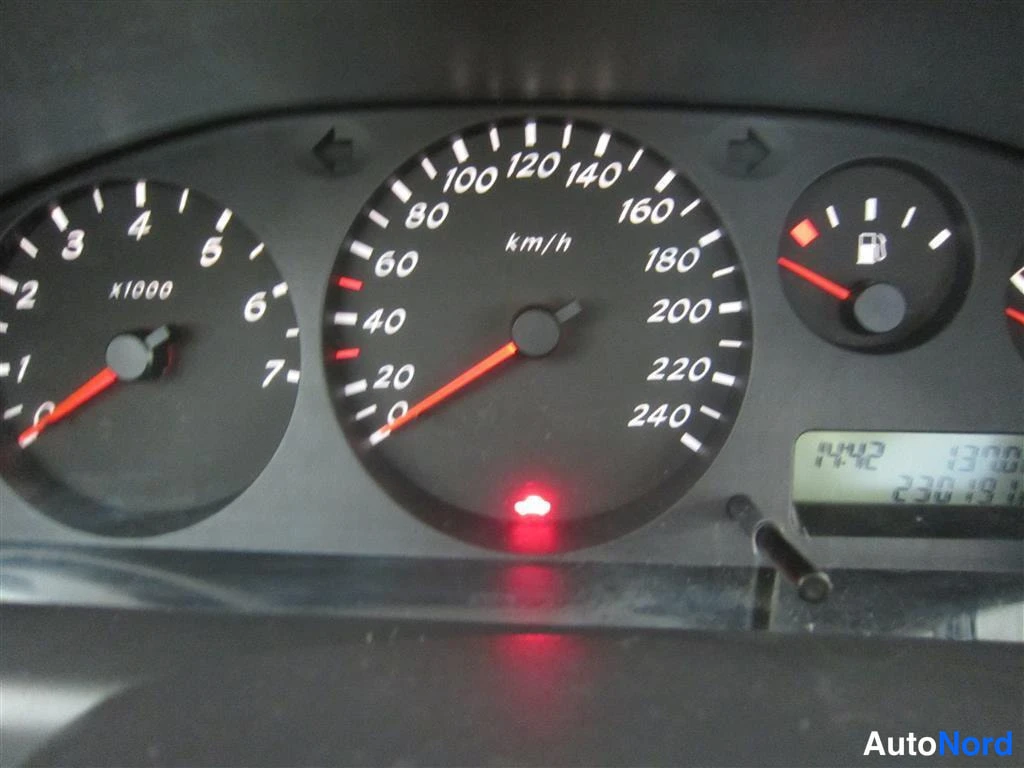 Vihreä Nissan Almera 2002, yksityiskohta, kuva 11