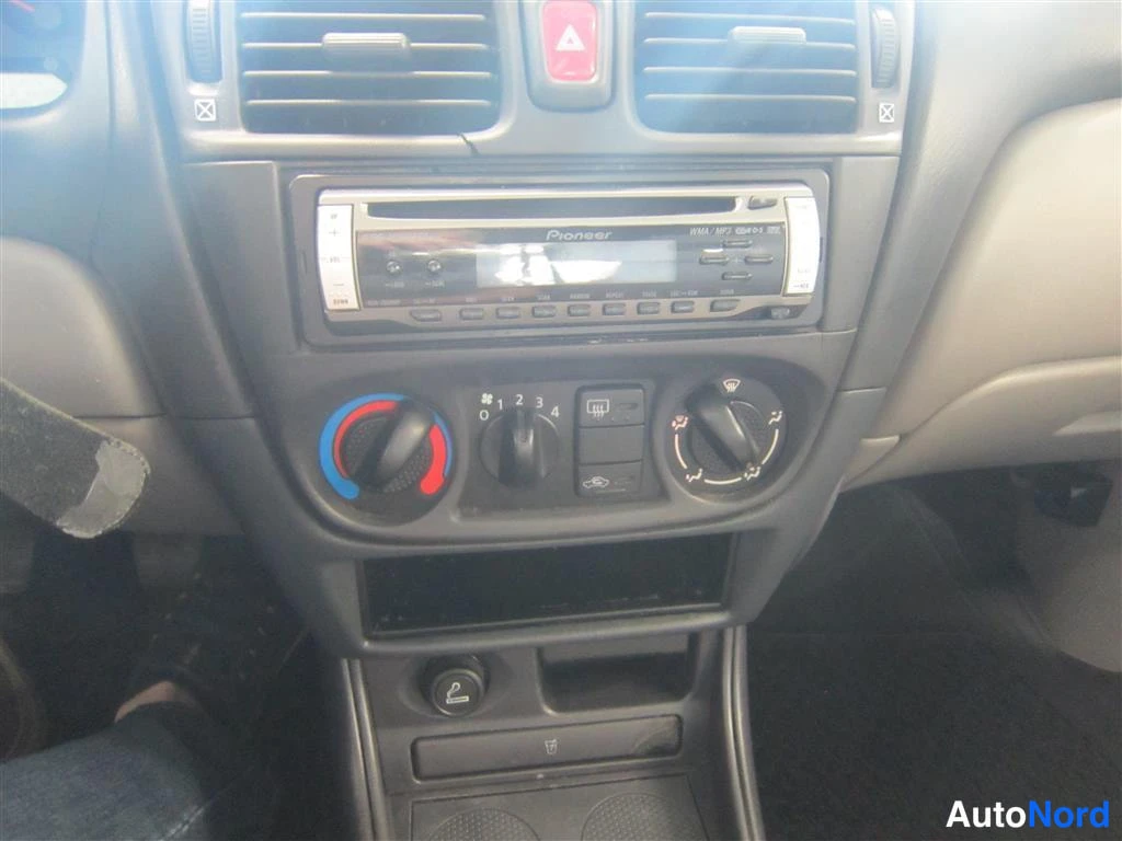 Vihreä Nissan Almera 2002, yksityiskohta, kuva 10