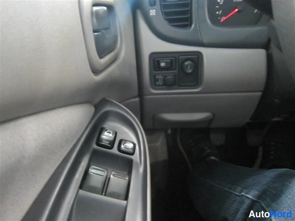 Vihreä Nissan Almera 2002, yksityiskohta, kuva 12