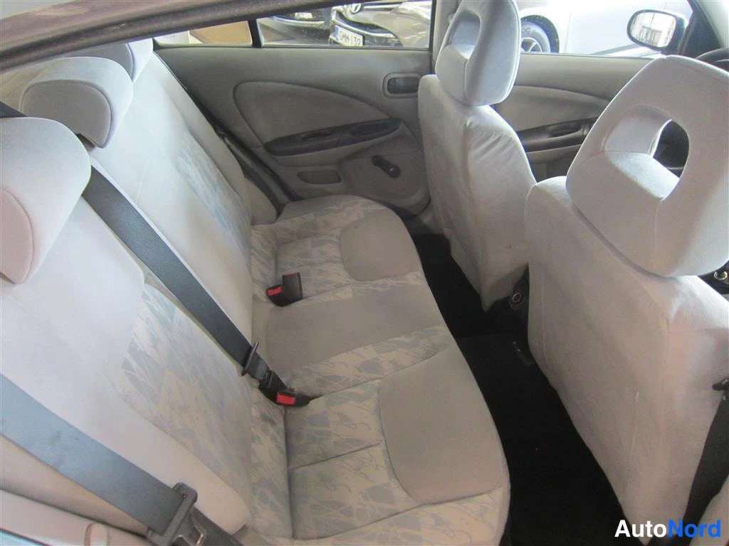 Vihreä Nissan Almera 2002, takaistuimet, kuva 7