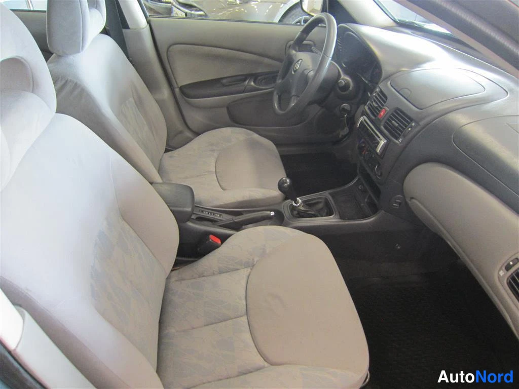 Vihreä Nissan Almera 2002, ohjaamo, kuva 5