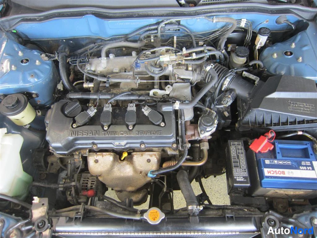 Vihreä Nissan Almera 2002, moottoritila, kuva 9