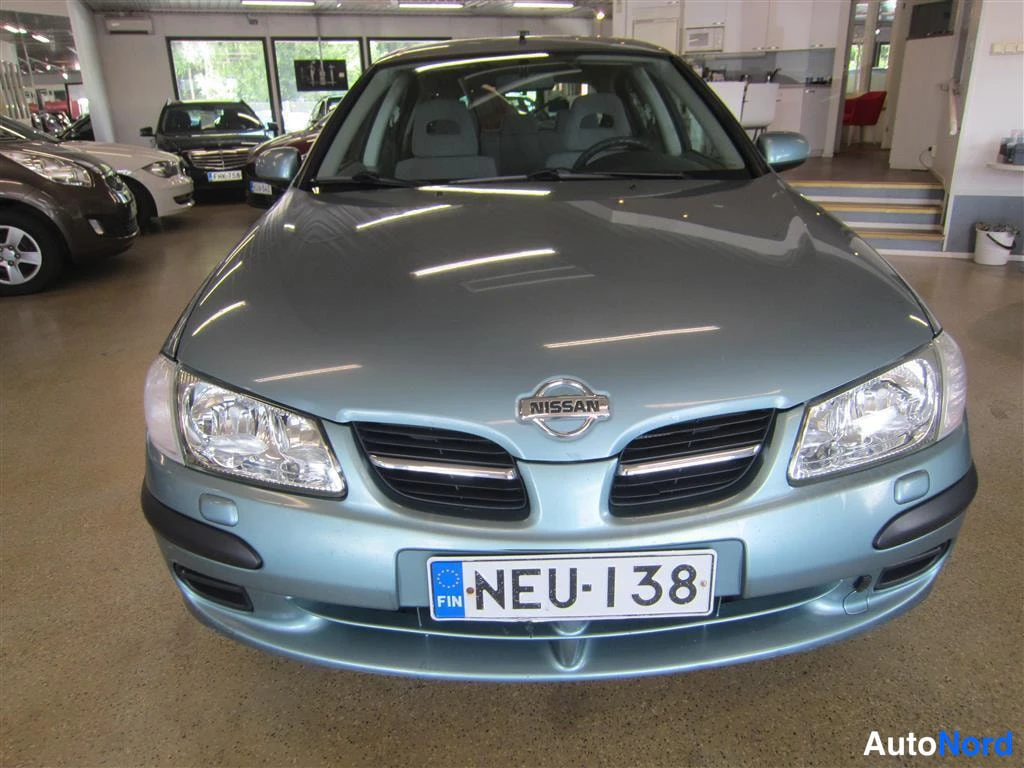 Vihreä Nissan Almera 2002, edestä, kuva 2