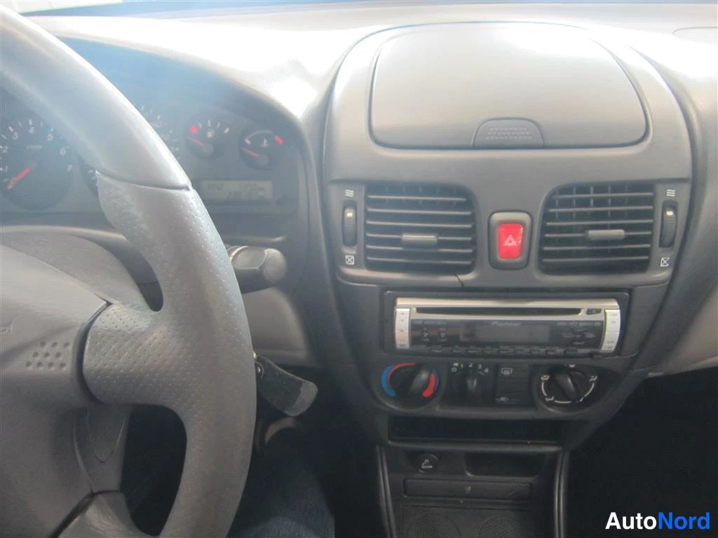 Vihreä Nissan Almera 2002, ohjaamo, kuva 4