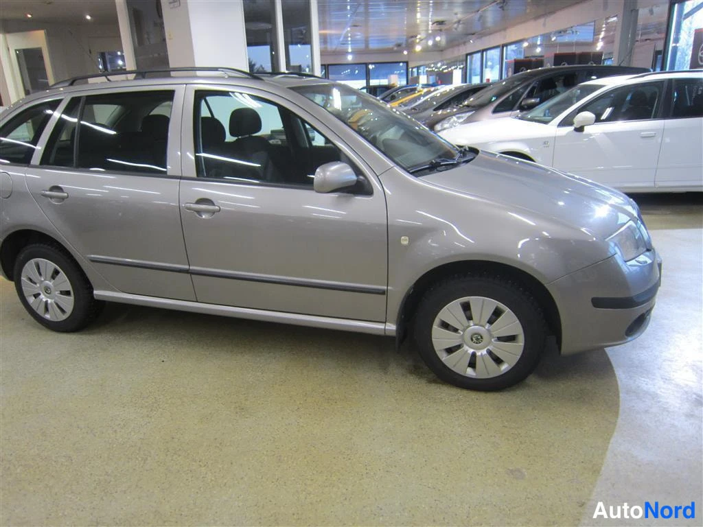 Beige Skoda Fabia 2007, etuviisto, keula oikealle, kuva 2