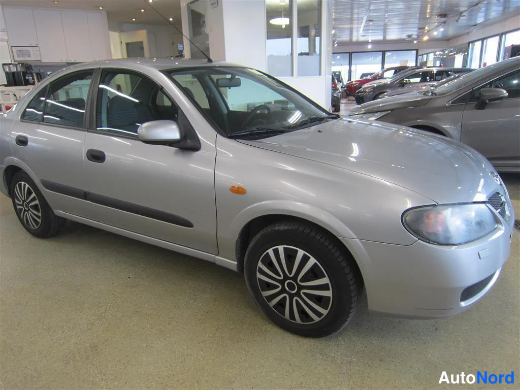 Hopea Nissan Almera 2005, etuviisto, keula oikealle, kuva 2