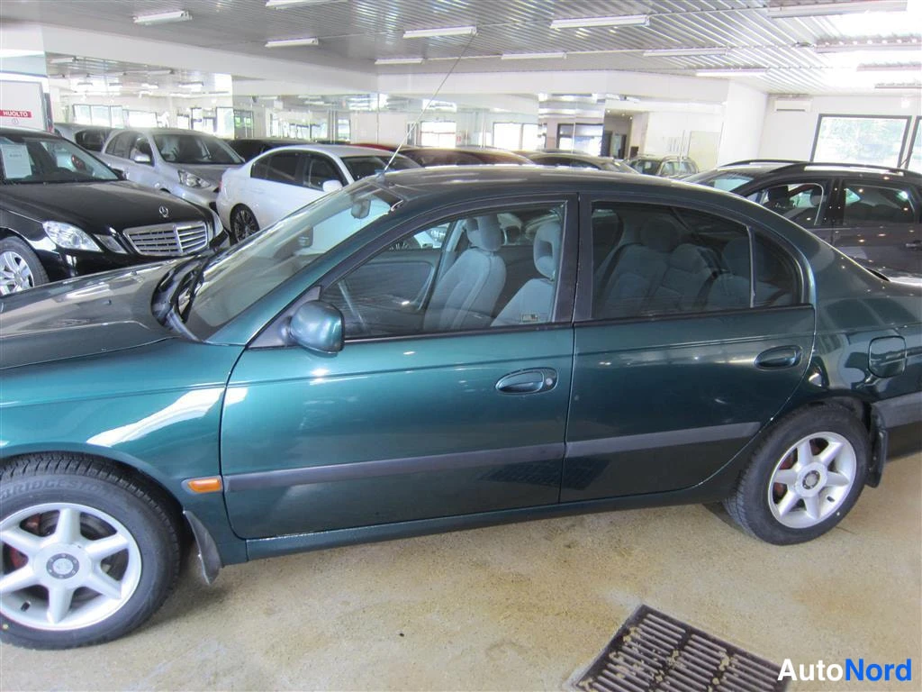 Vihreä Toyota Avensis 1999, sivulta, kuva 3
