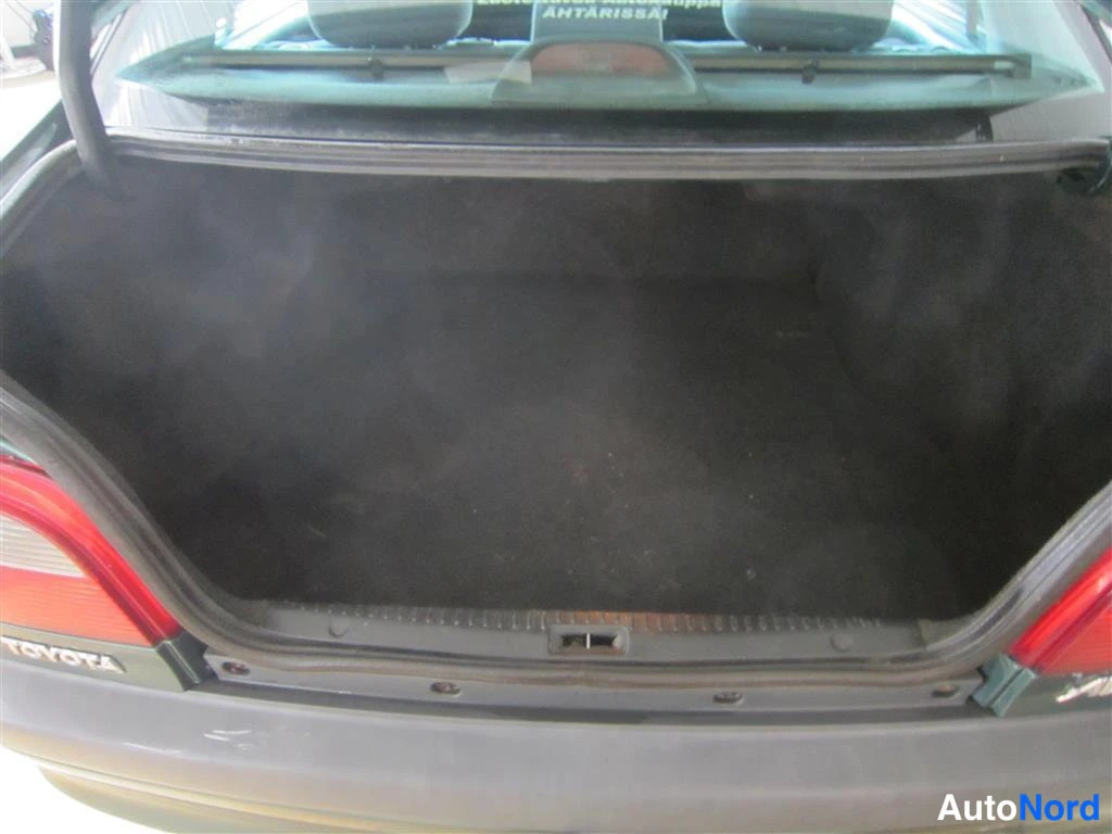 Vihreä Toyota Avensis 1999, tavaratila, kuva 13