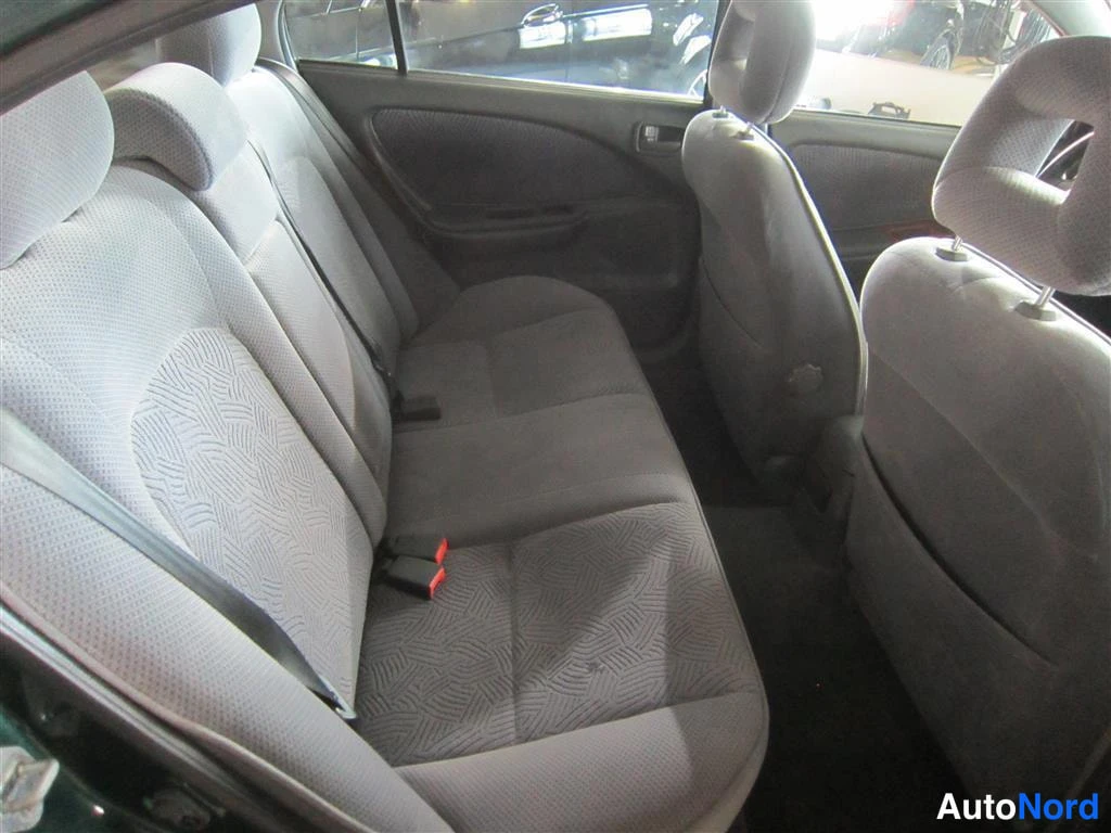 Vihreä Toyota Avensis 1999, takaistuimet, kuva 12