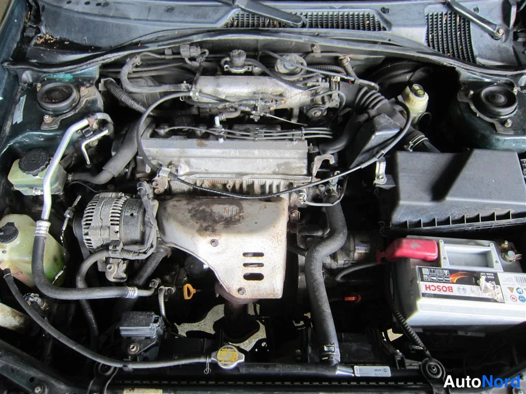 Vihreä Toyota Avensis 1999, moottoritila, kuva 14