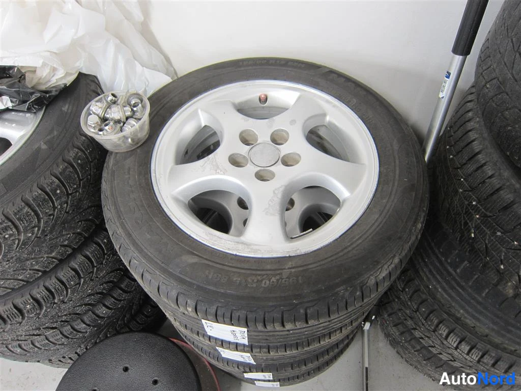 Vihreä Toyota Avensis 1999, yksityiskohta, kuva 17