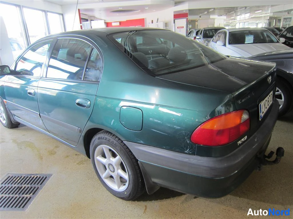 Vihreä Toyota Avensis 1999, takaviisto, kuva 4