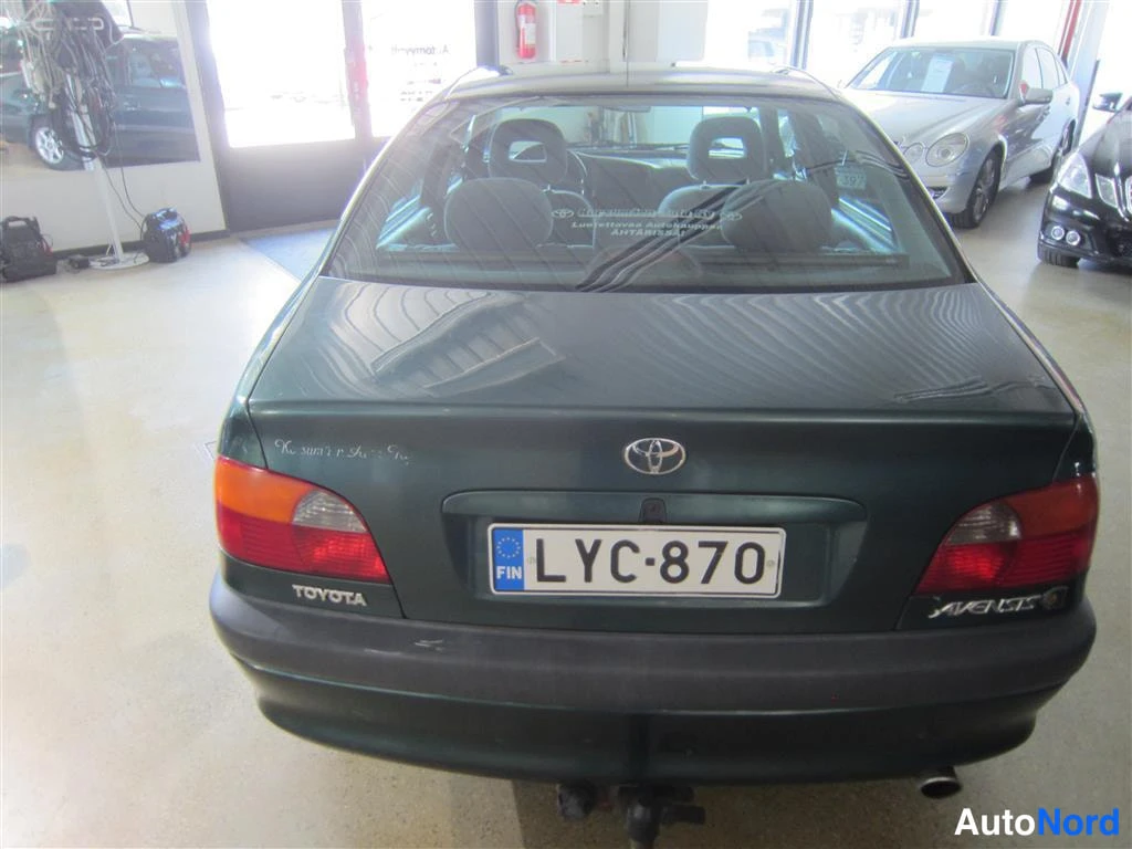 Vihreä Toyota Avensis 1999, takaa, kuva 6