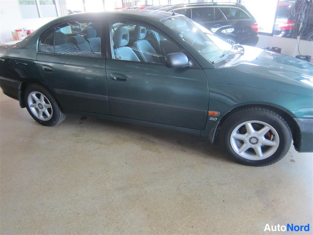 Vihreä Toyota Avensis 1999, sivulta, kuva 2