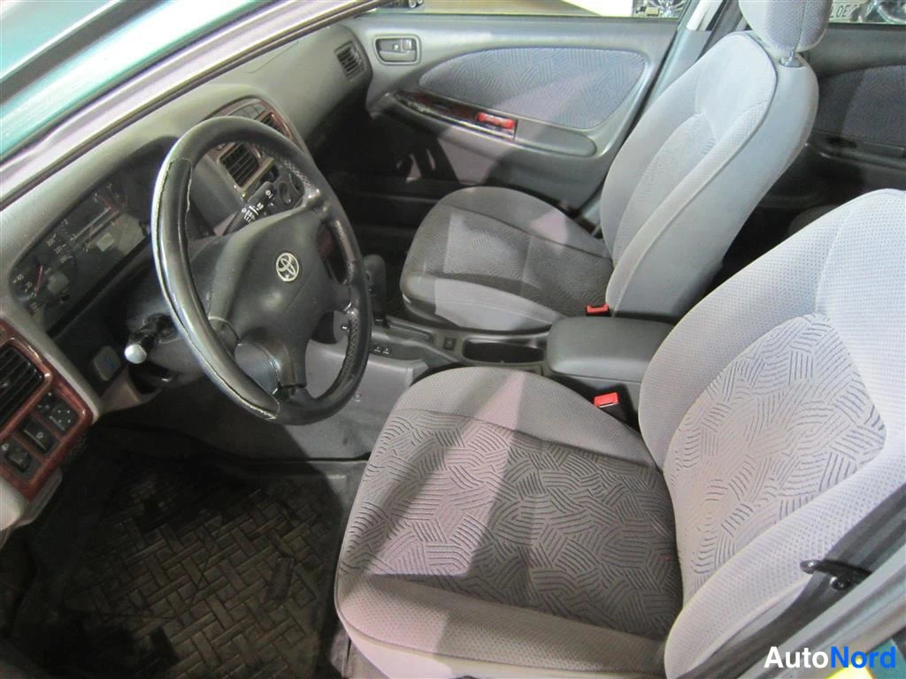 Vihreä Toyota Avensis 1999, etuistuimet, kuva 9