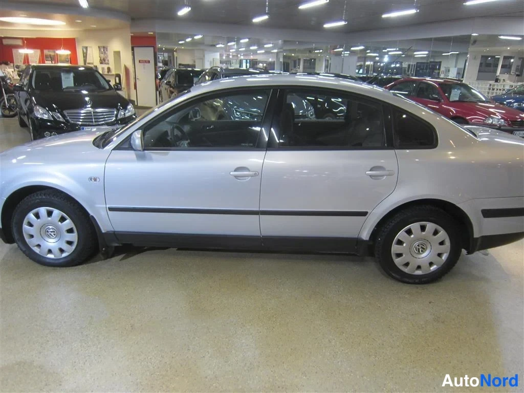 Harmaa Volkswagen Passat 1998, sivulta, kuva 4