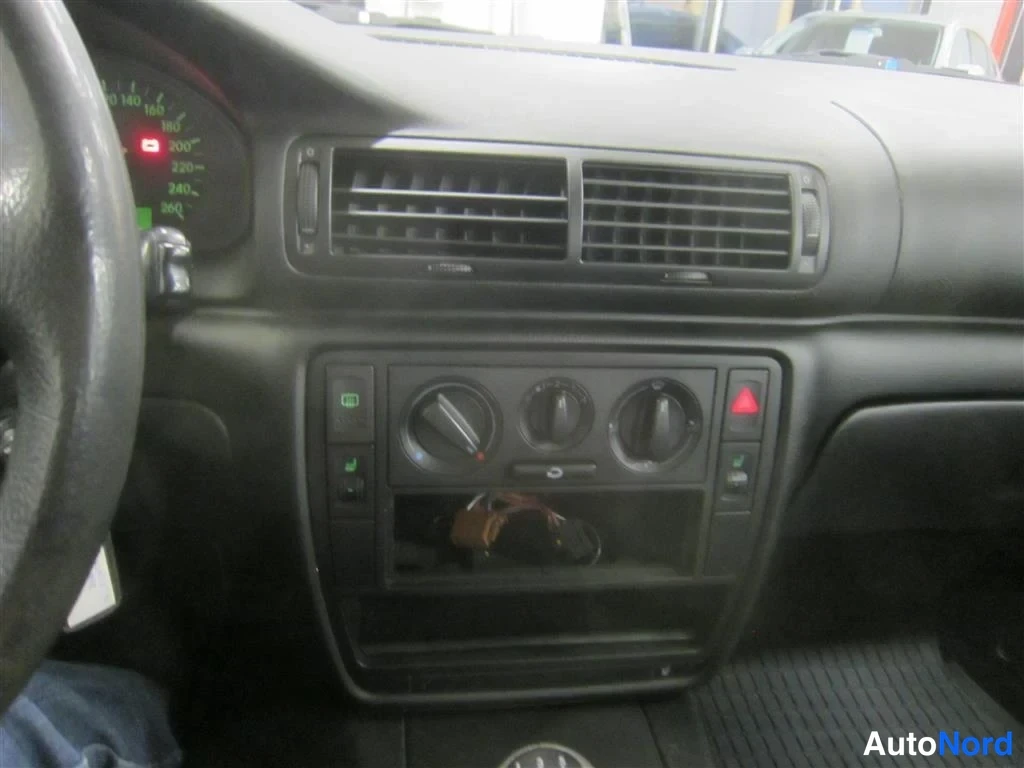 Harmaa Volkswagen Passat 1998, ohjaamo, kuva 11