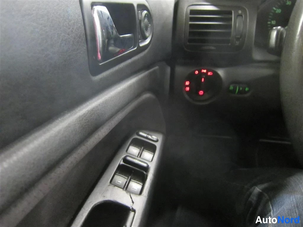 Harmaa Volkswagen Passat 1998, yksityiskohta, kuva 18
