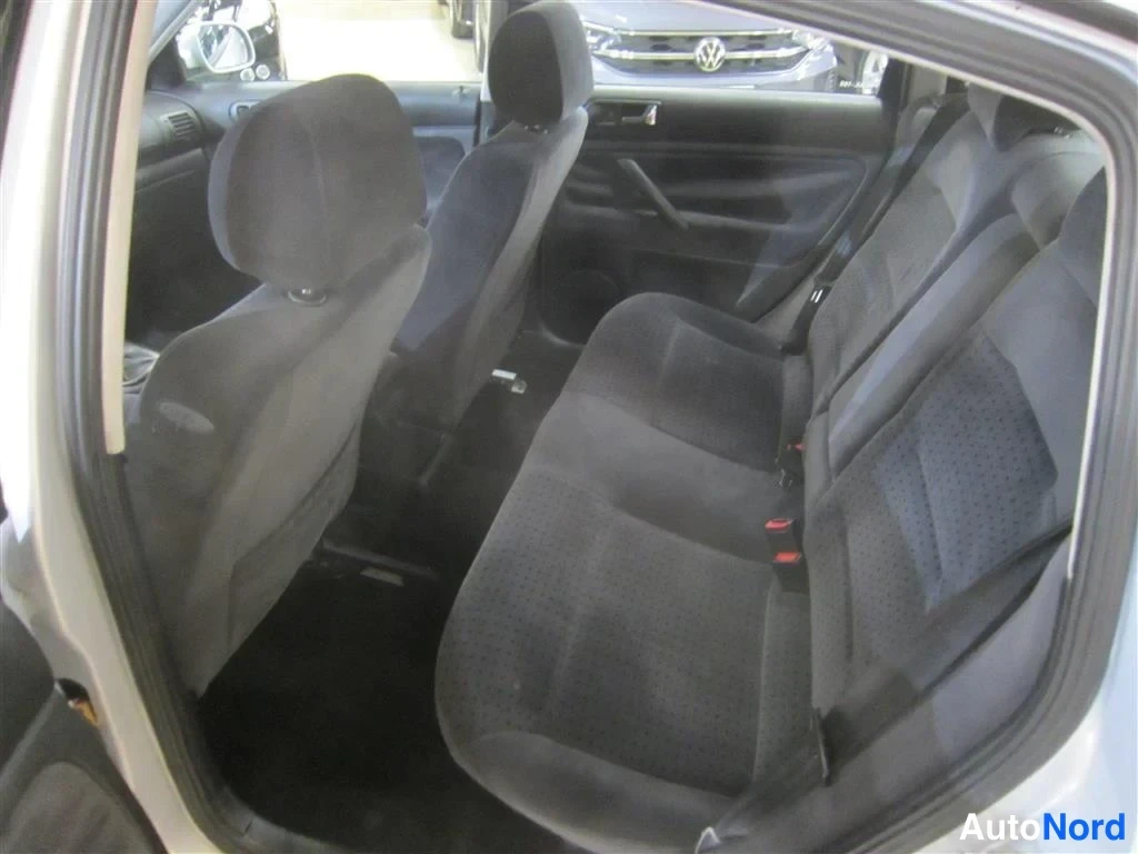 Harmaa Volkswagen Passat 1998, takaistuimet, kuva 13