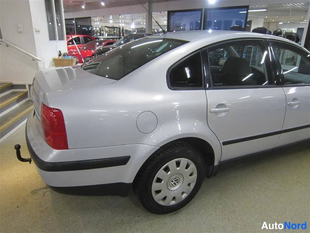 Harmaa Volkswagen Passat 1998, takaviisto, kuva 5