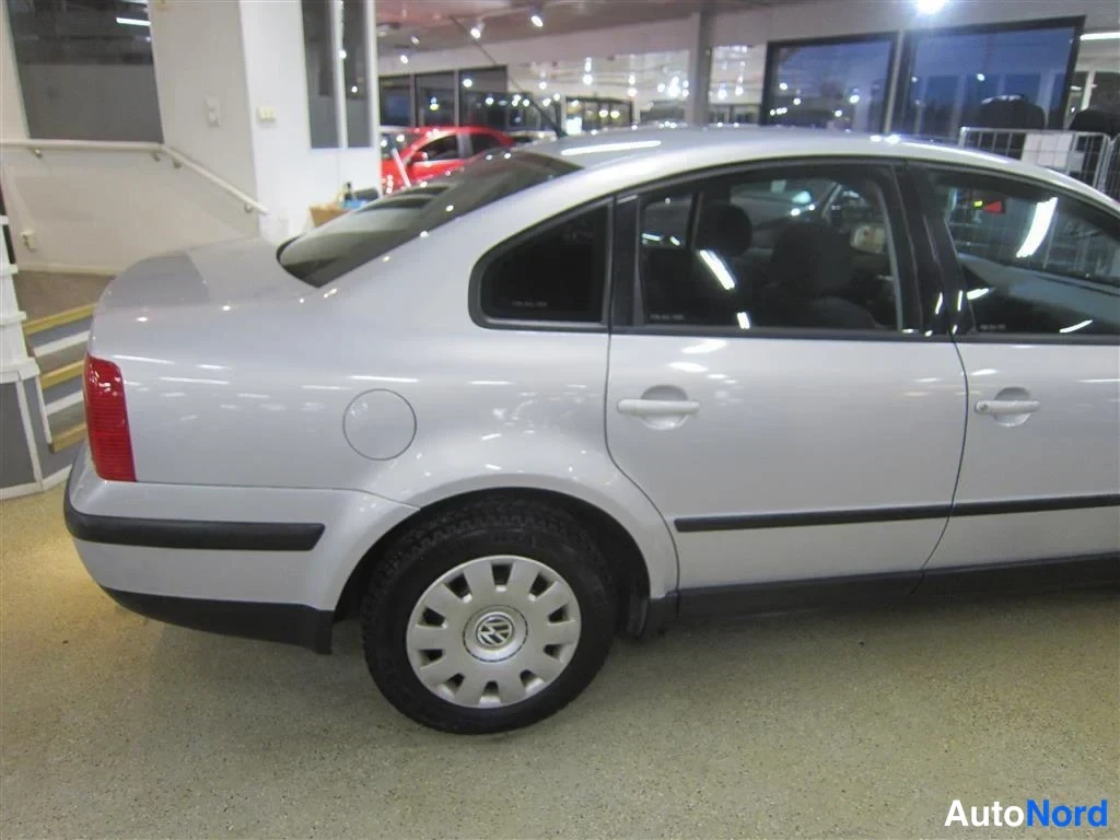 Harmaa Volkswagen Passat 1998, takaviisto, kuva 6