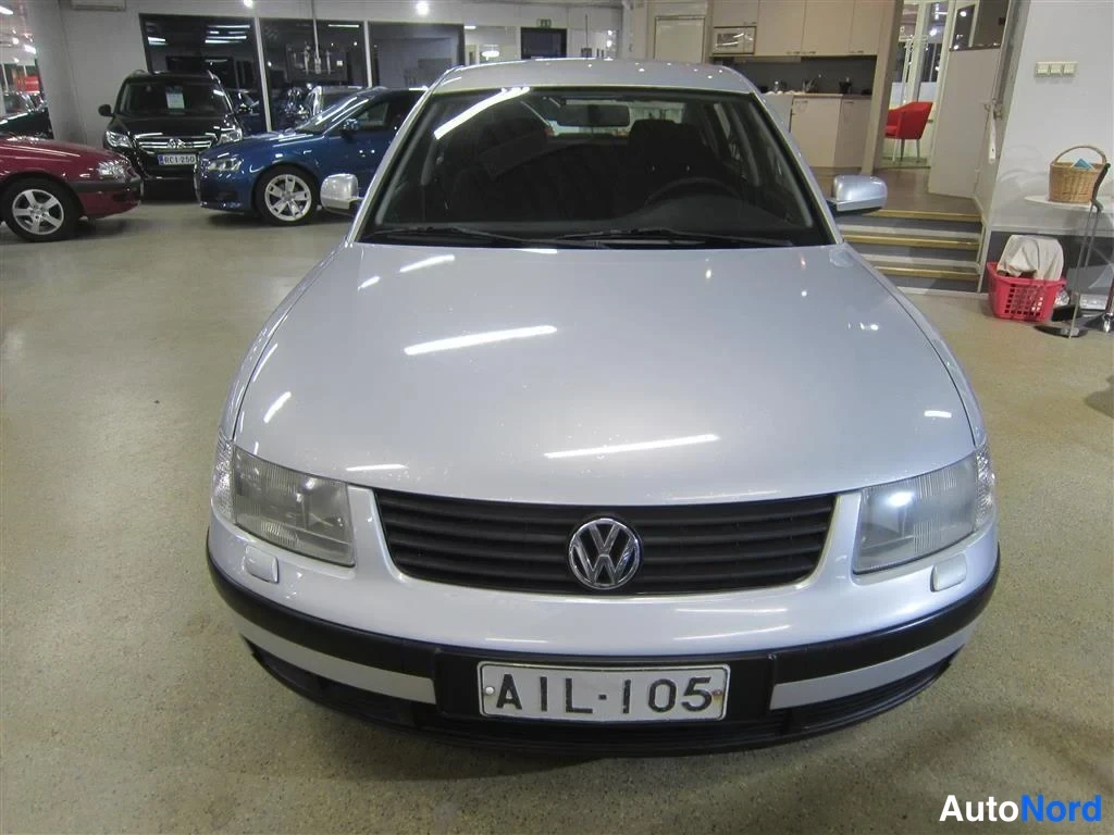 Harmaa Volkswagen Passat 1998, edestä, kuva 2