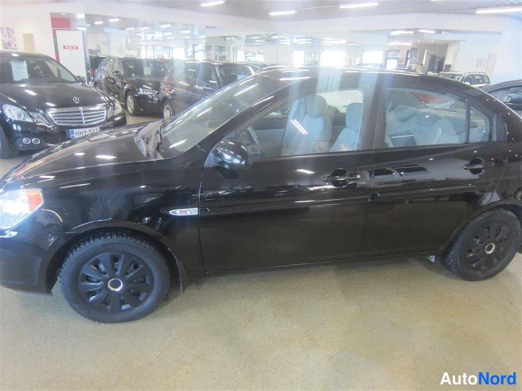 Musta Hyundai Accent 2006, etuviisto, keula vasemmalle, kuva 2