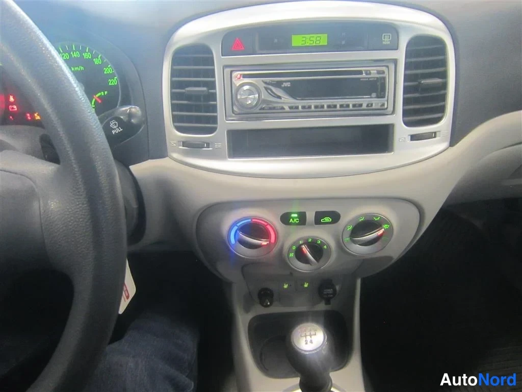 Musta Hyundai Accent 2006, yksityiskohta, kuva 17