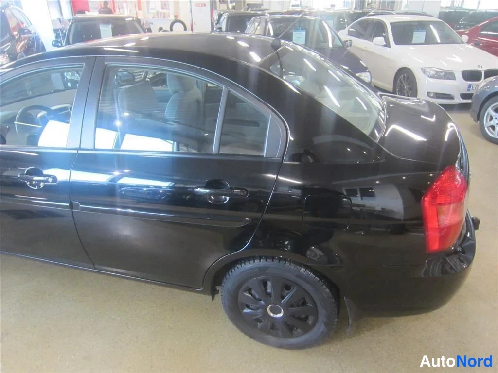 Musta Hyundai Accent 2006, takaviisto, kuva 6